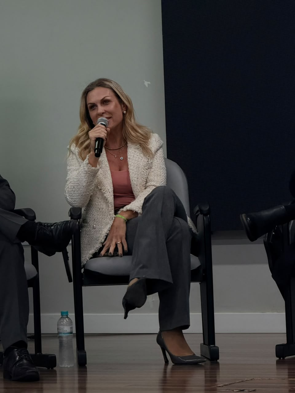 Débora Gadotti Farah durante participação em painel jurídico